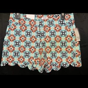 Crown & Ivy shorts size 2 Scalloped edges NWT